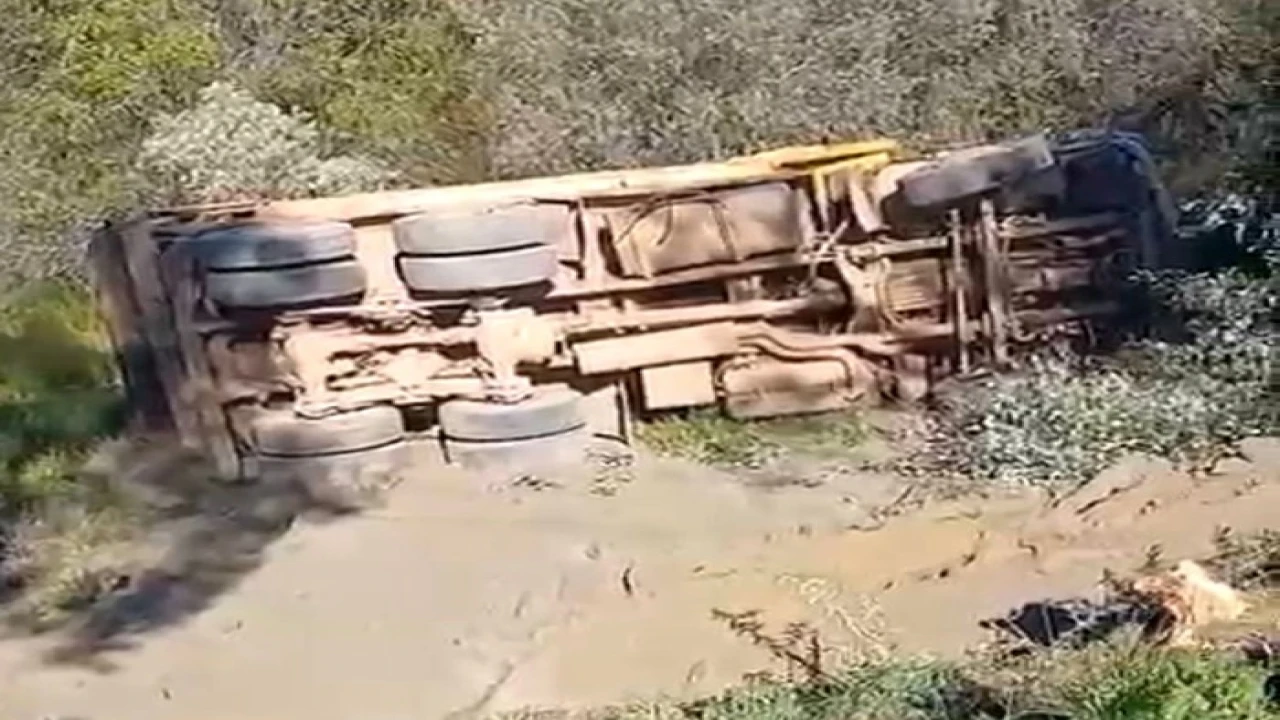 Alanyada kamyon şarampole devrildi sürücü hayatını kaybetti