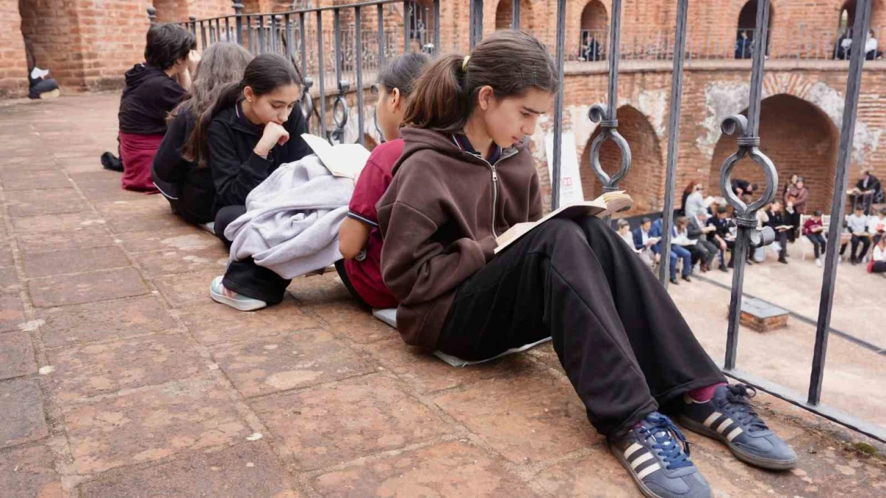 Alanyada Kızılkulenin 800. yılında 800 öğrenci aynı anda kitap okudu