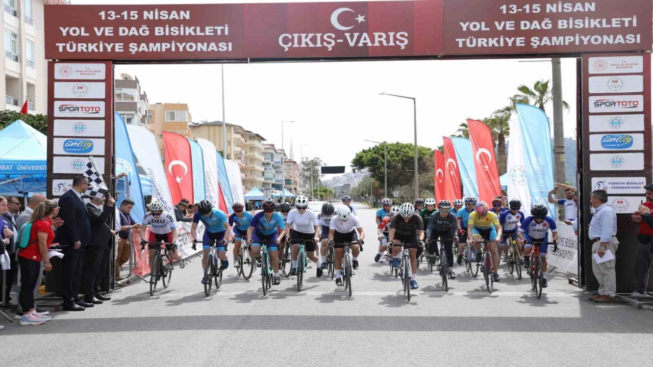 Alanyada ÜNİLİG Yol ve Dağ Bisikleti Türkiye Şampiyonası başladı