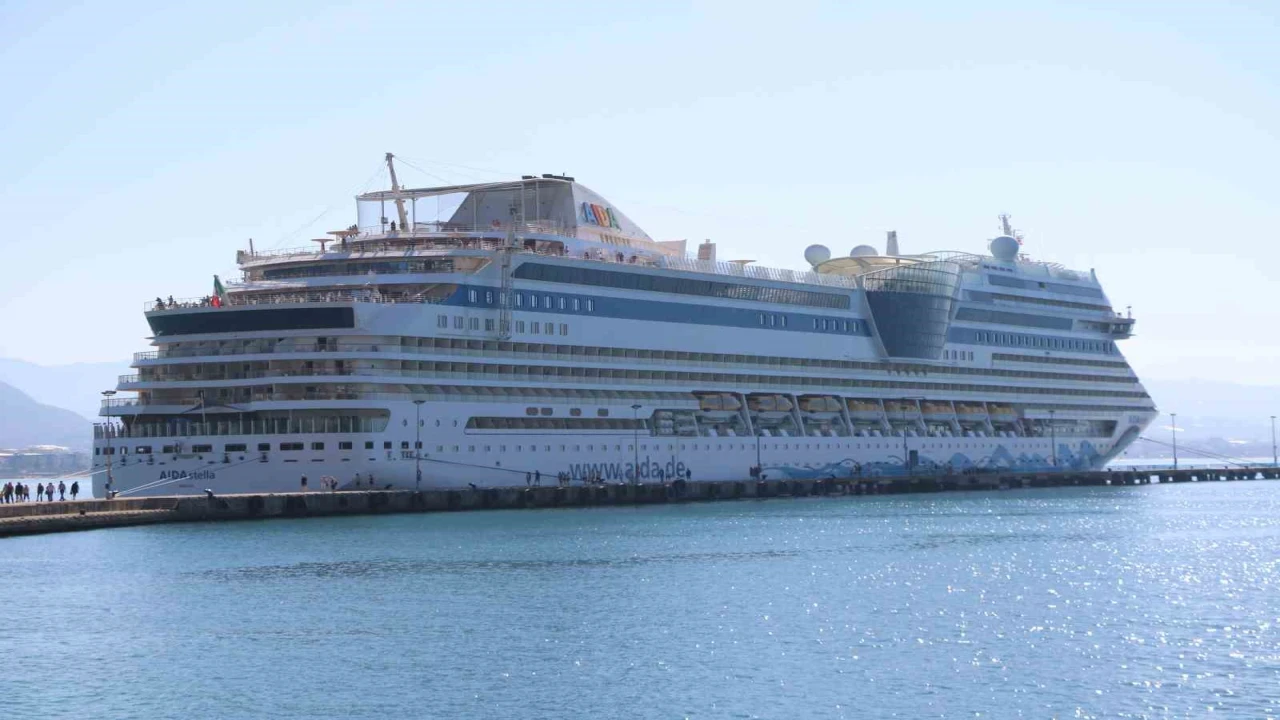 Alanyaya lüks kruvaziyer ile 2 bin turist geldi