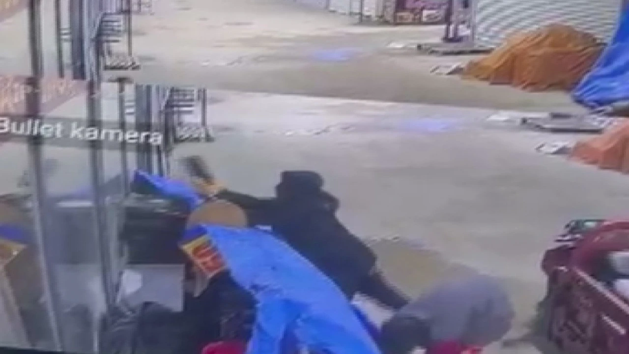 Alışveriş yaparcasına numaralarına bakarak 50 bin TLlik ayakkabıları çaldılar