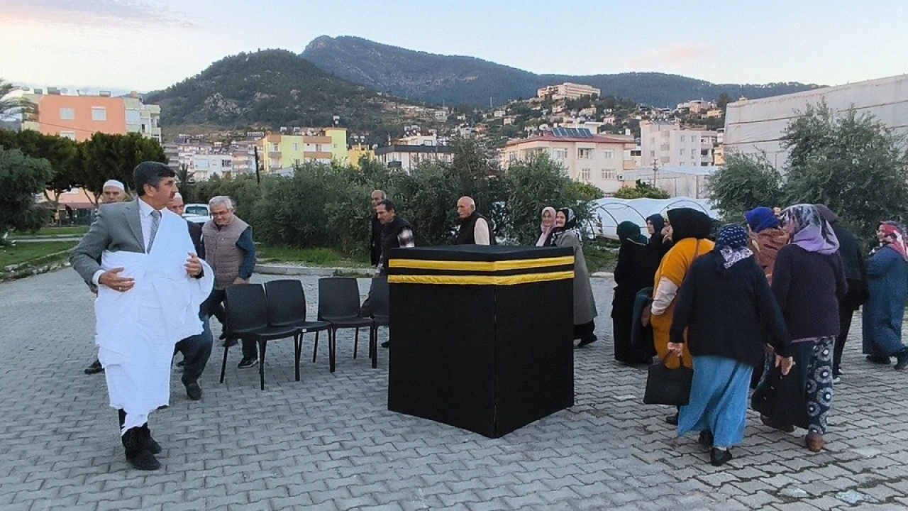 Anamurda hacı adaylarına Kabe maketiyle uygulamalı eğitim
