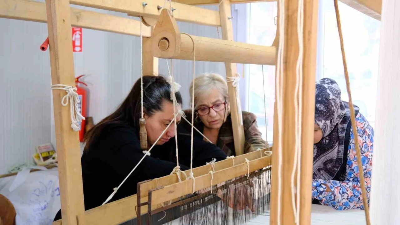 Antakya Belediyesinin açtığı ipek el dokumacılığı kursu ilgi görüyor