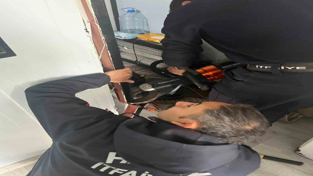 Antakyada profil demirine sıkışan kuş kurtarıldı