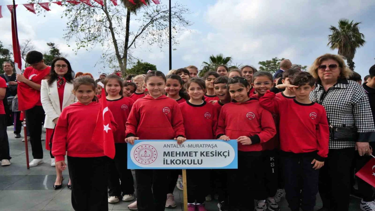 Antalyada 23 Nisan kutlamaları çelenk sunma töreniyle başladı