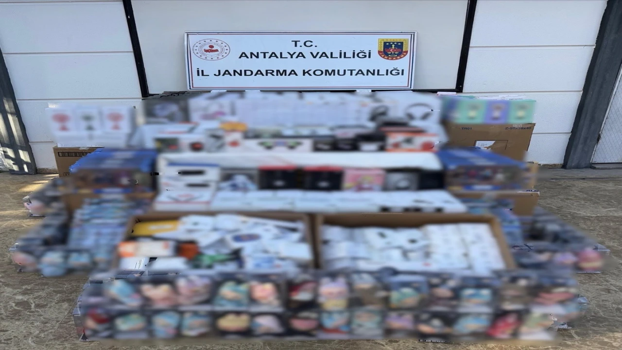 Antalyada 3,5 milyon liralık kaçak elektronik eşya ve oyuncak ele geçirildi