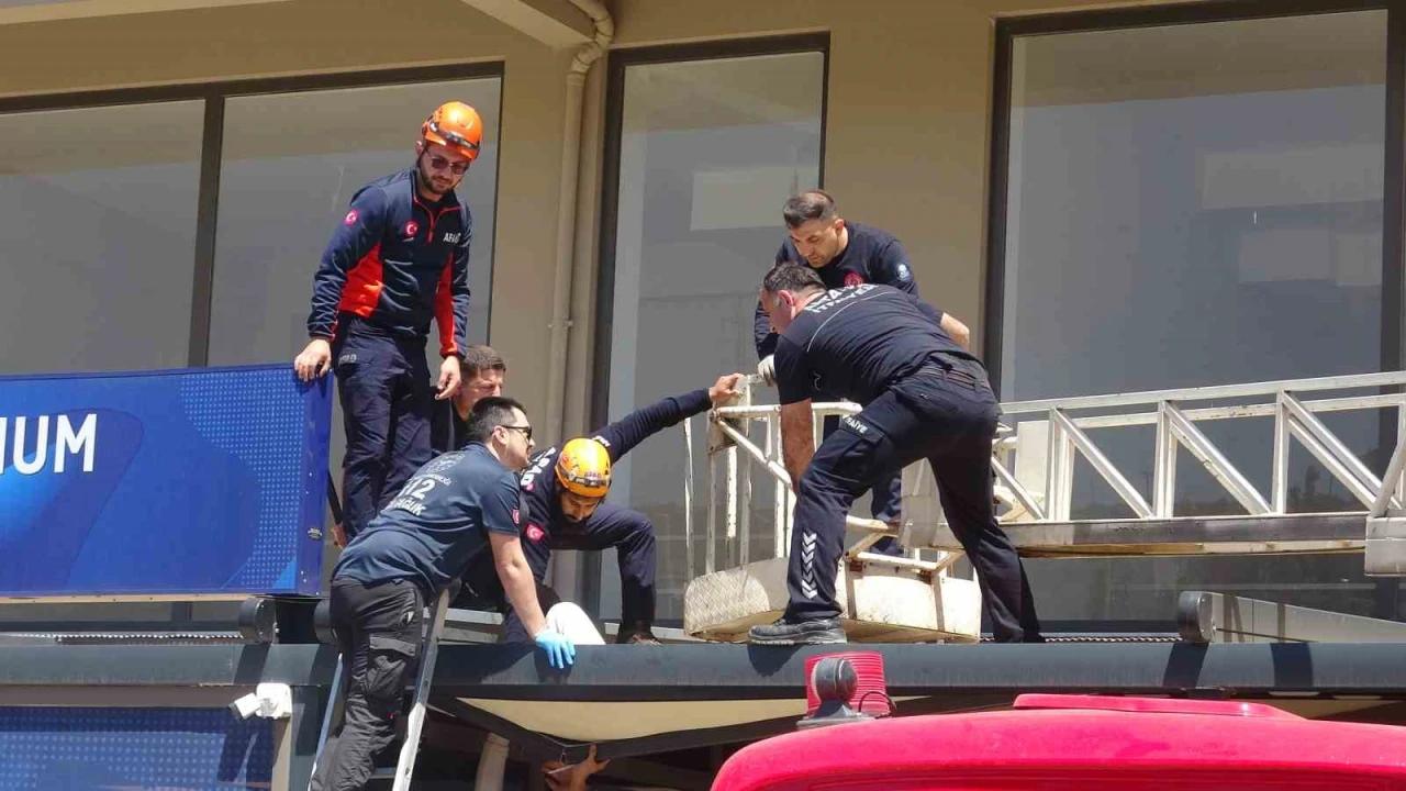 Antalyada 4. kattan tente üzerine düşen genç adam için seferber oldular