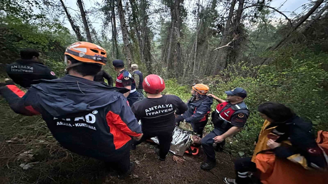 Antalyada 80 metrelik uçuruma yuvarlanan adam yaralı olarak kurtarıldı