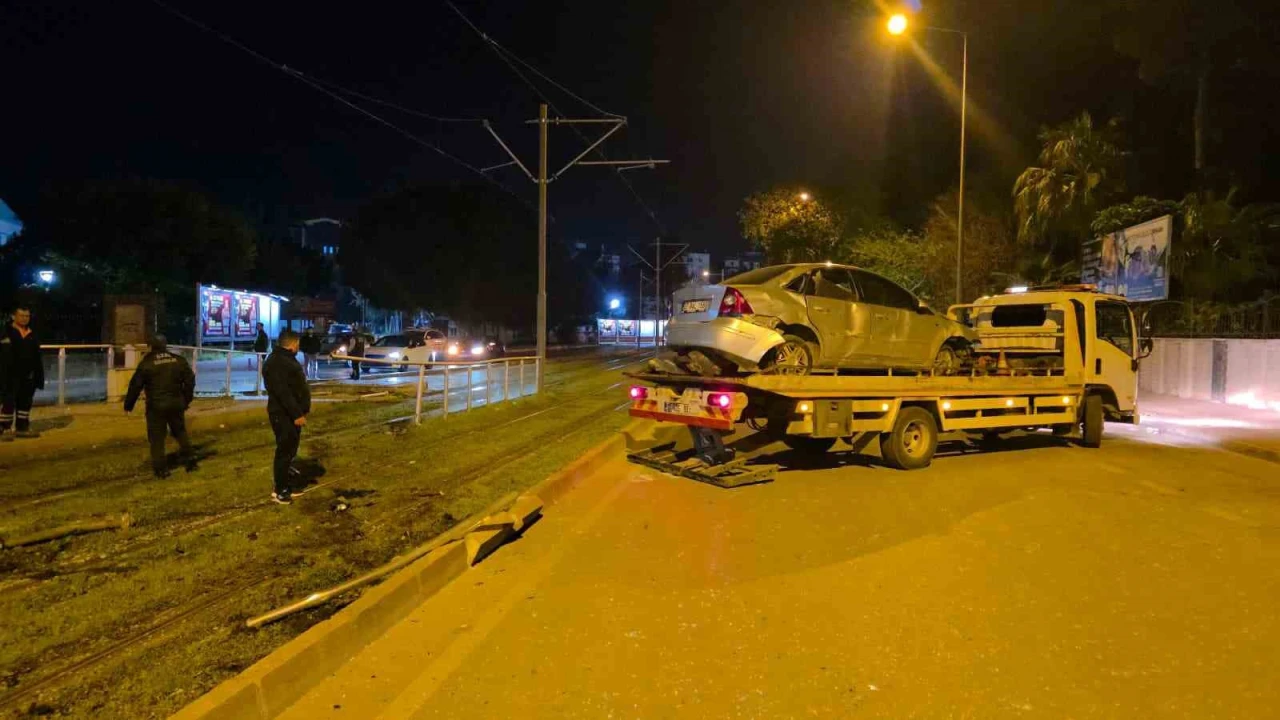 Antalyada alkollü sürücü tramvay durağına daldı