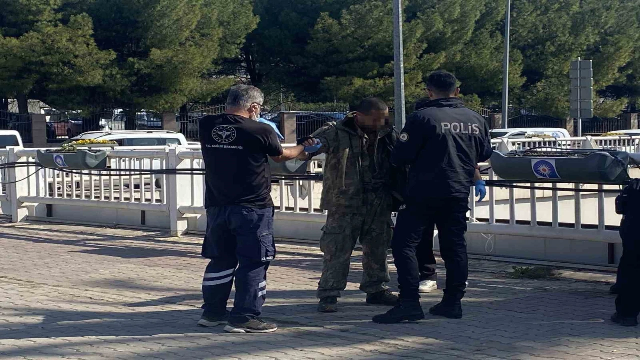 Antalyada alt geçit demirlerine çıkan genci polis ikna edip indirdi