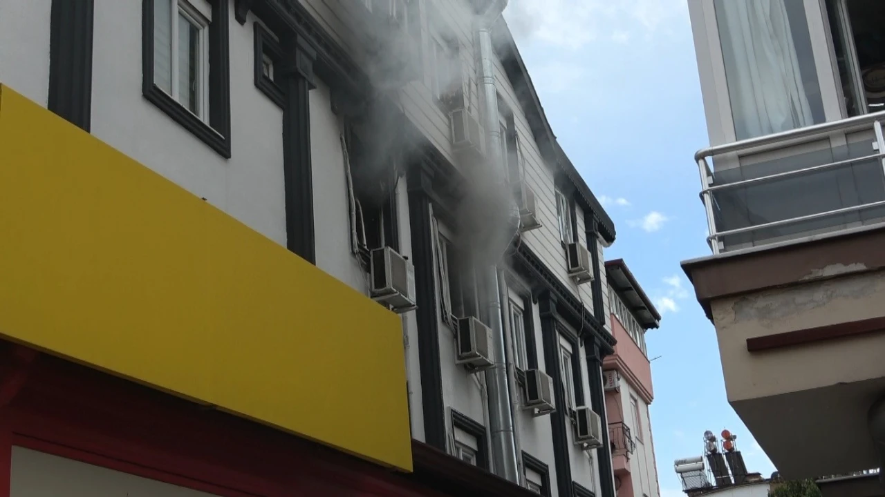 Antalyada apartman dairesindeki yangın korkuttu: 5 kişi tedbir amaçlı hastaneye götürüldü