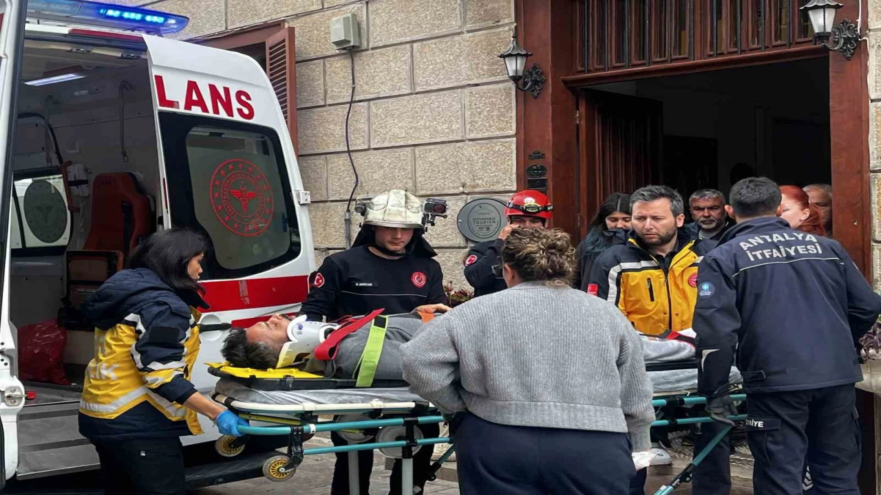 Antalyada depoya inmek isterken düşen genç yaralandı