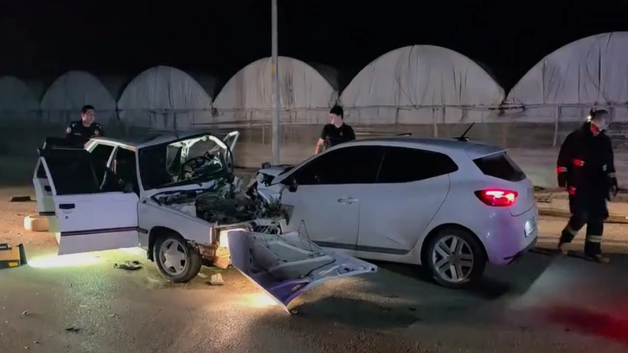 Antalyada iki otomobilin kafa kafaya çarpıştığı kaza kamerada: 1 ölü