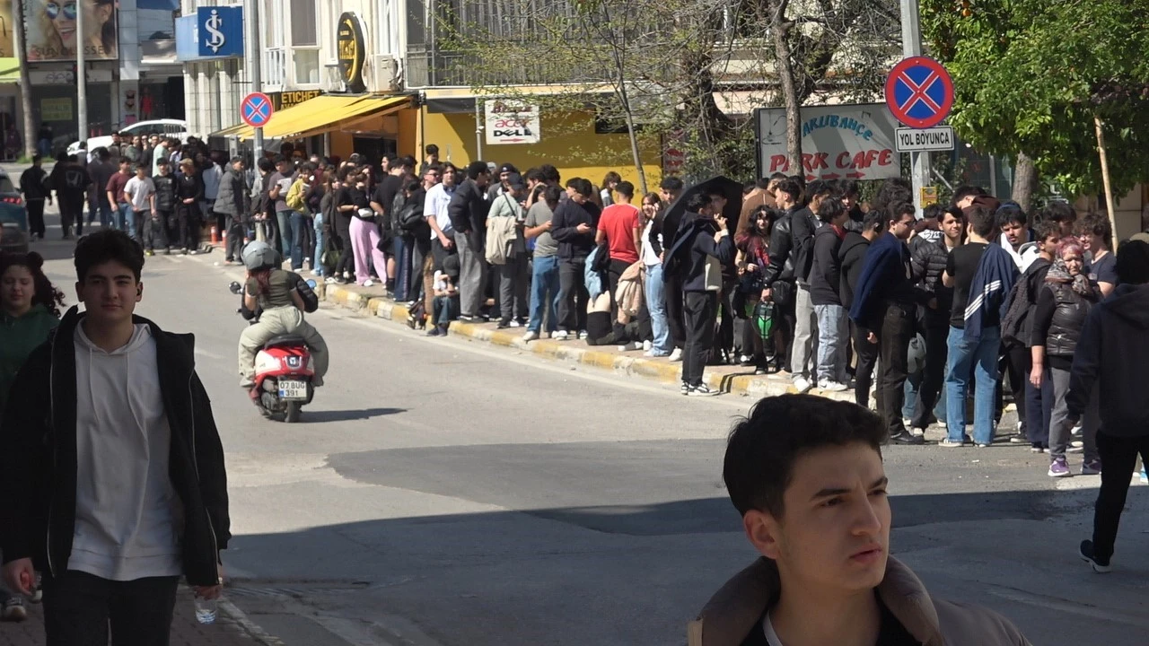 Antalyada indirimli ikinci el giyim mağazası açılışı yoğun ilgi nedeniyle izdihama dönüştü