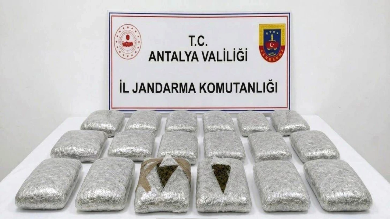 Antalyada jandarmadan uyuşturucu operasyonu: 30 kilogram skunk maddesi ele geçirildi