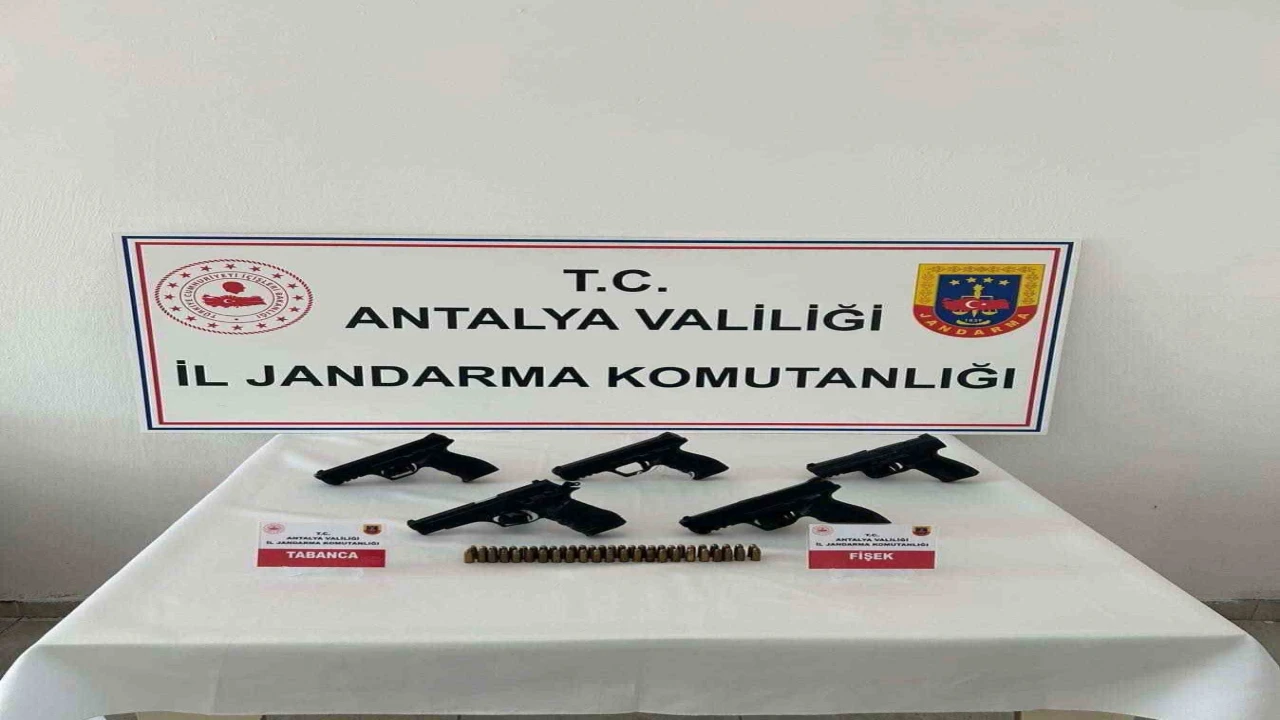 Antalyada kaçak silah operasyonu