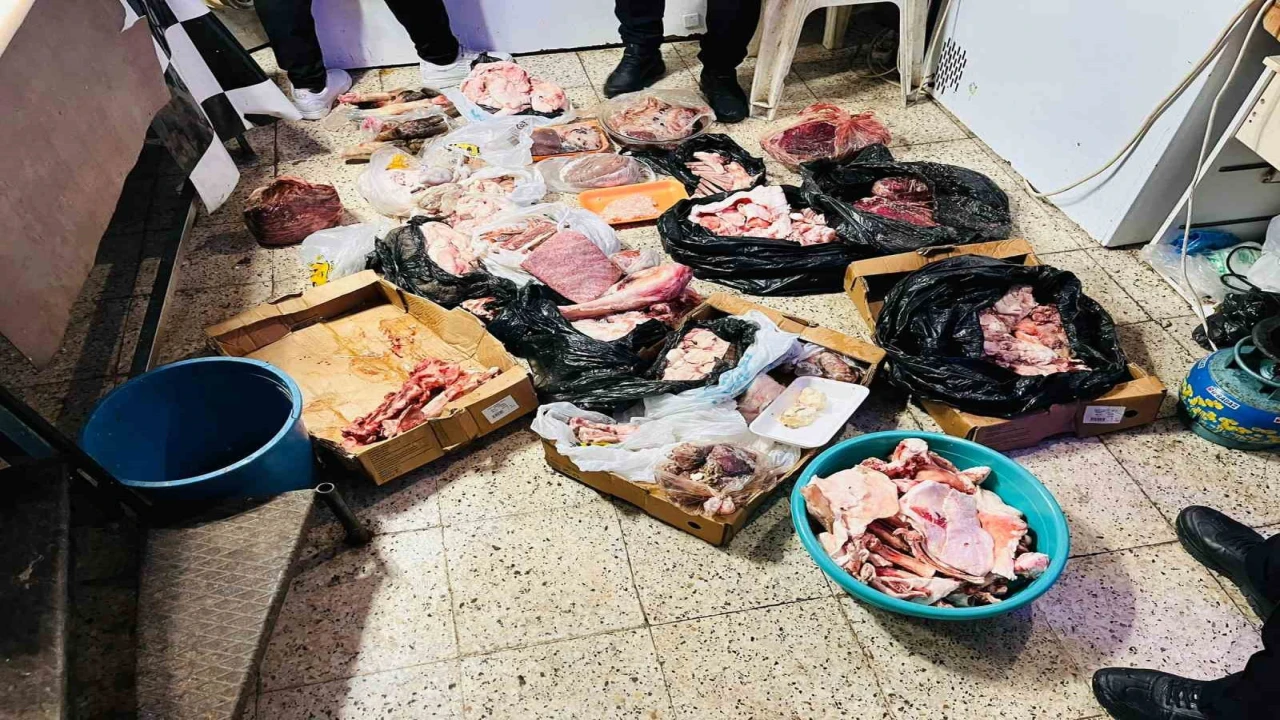 Antalyada kasap dükkanında mide bulandıran görüntü: Zabıtalar gözlerine inanamadı