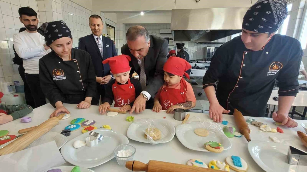 Antalyada minikler mutfağa girdi, renkli kurabiyeler ortaya çıktı