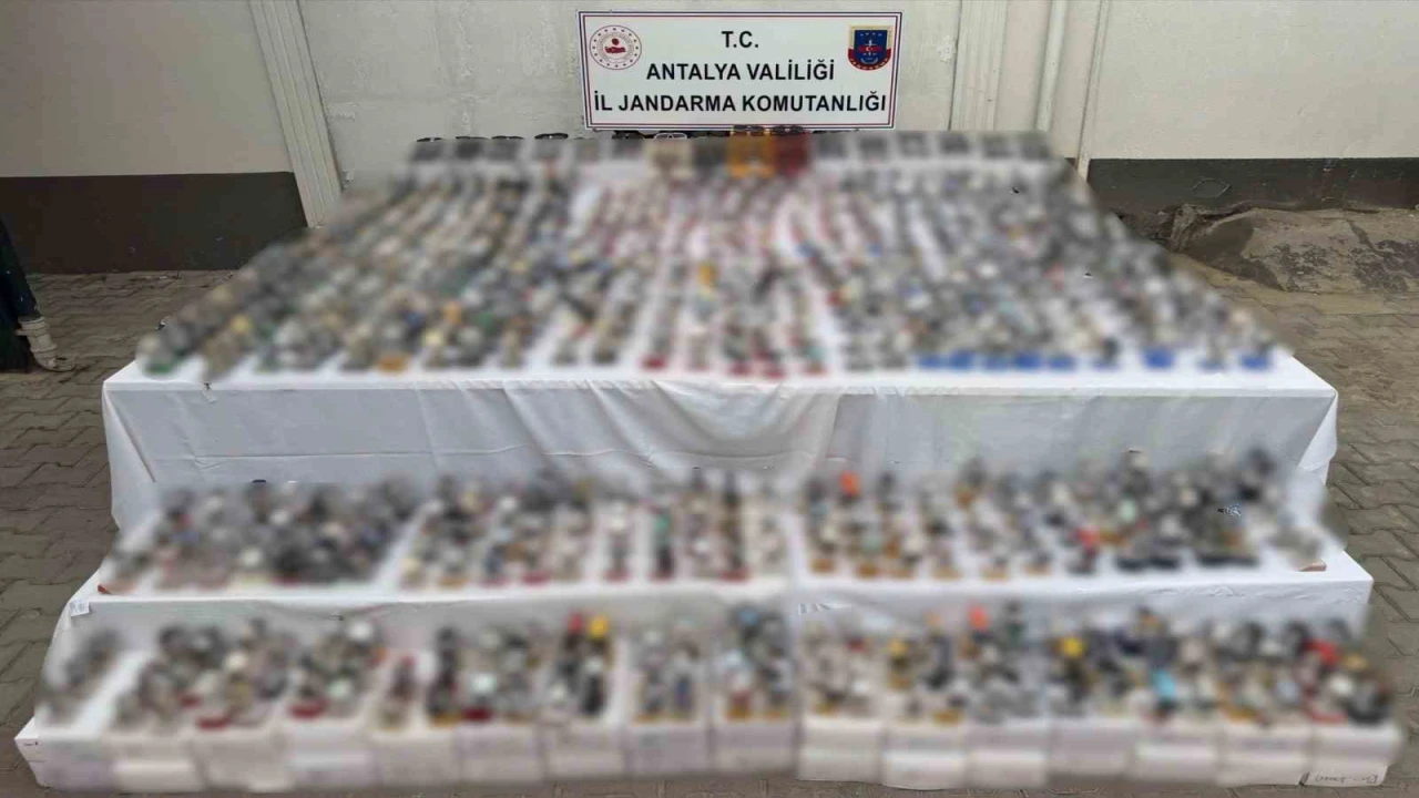 Antalyada piyasa değeri 15 milyon lira olan kaçak gözlük ve saatler ele geçirildi