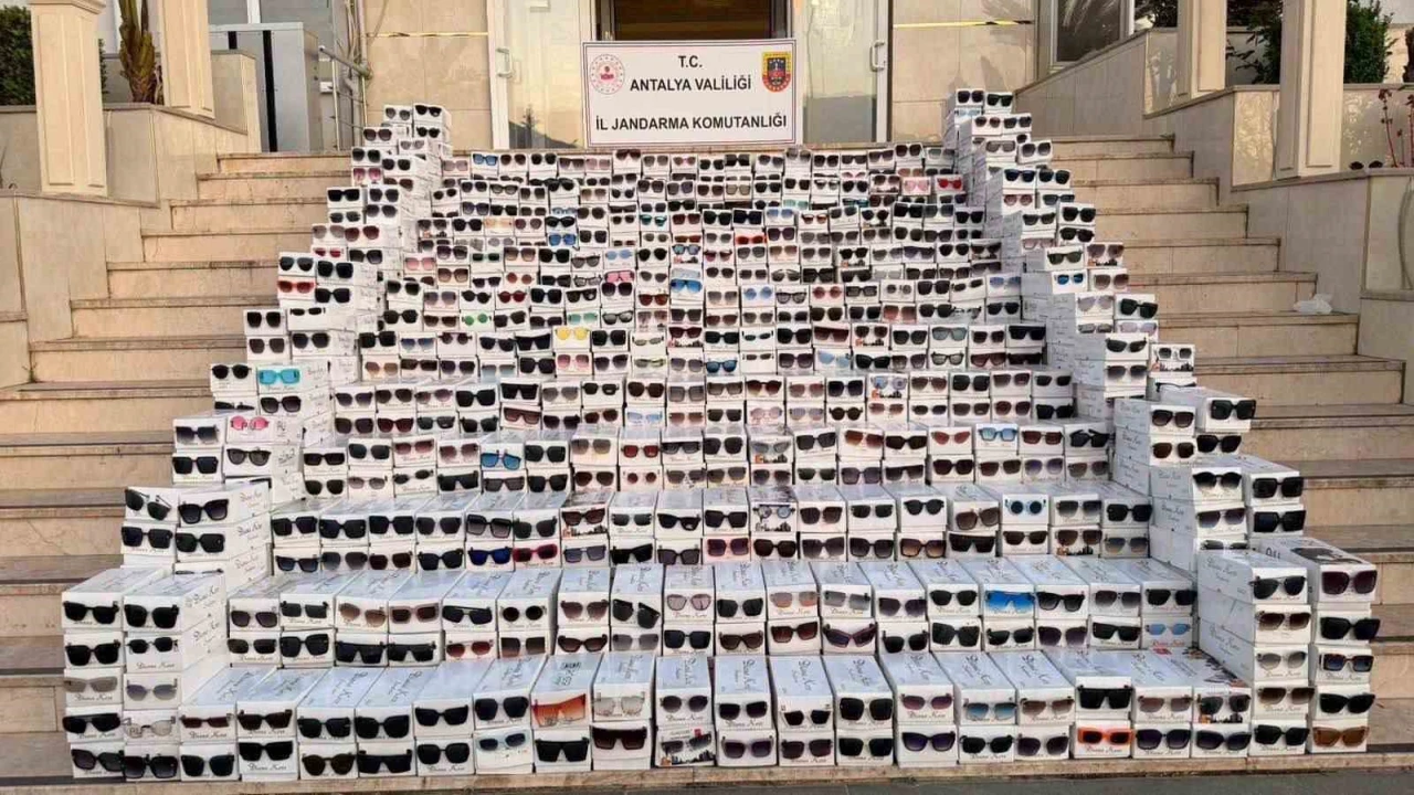 Antalyada piyasa değeri 20 milyon olan 20 bin kaçak gözlük ele geçirildi