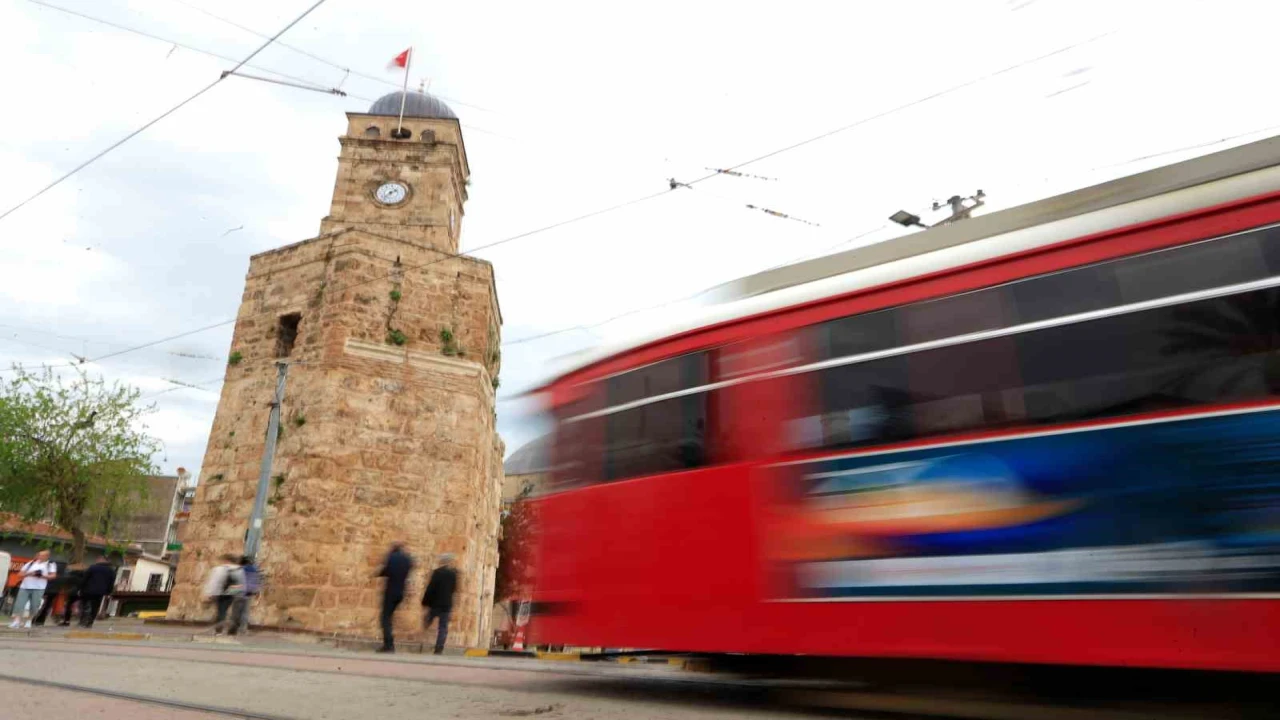 Antalyada tarihi Saat Kulesinde zaman bir kez daha durdu