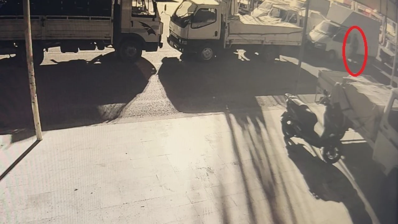 Antalyada üzerinde anahtarı unutulan biber yüklü kamyonet terk edilmiş halde bulundu