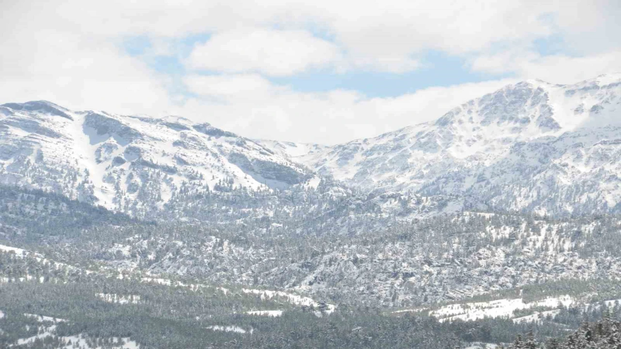 Antalyanın zirvelerinde Nisan ayında kar sürprizi