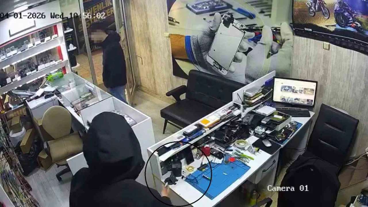 Arkadaşının ‘kamera var demesine aldırış etmeyen hırsız telefonu çaldı