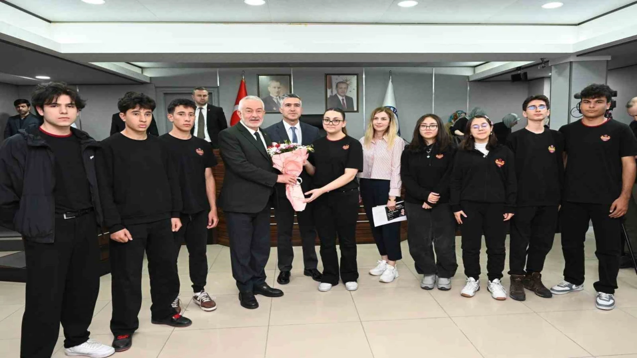 Aslı Derbent Özkan Lisesi öğrencileri Belediye Meclisine konuk oldu