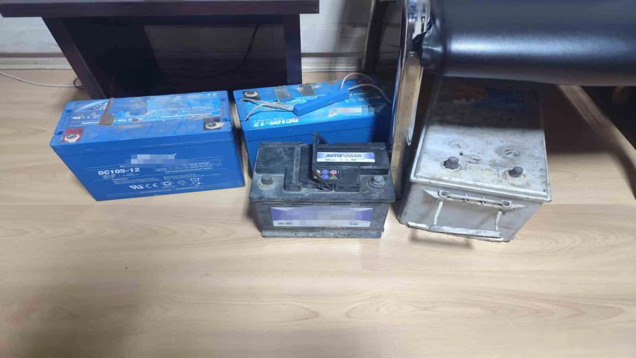 Aynı gün 6 araçtan akü çalan şüpheliler yakalandı