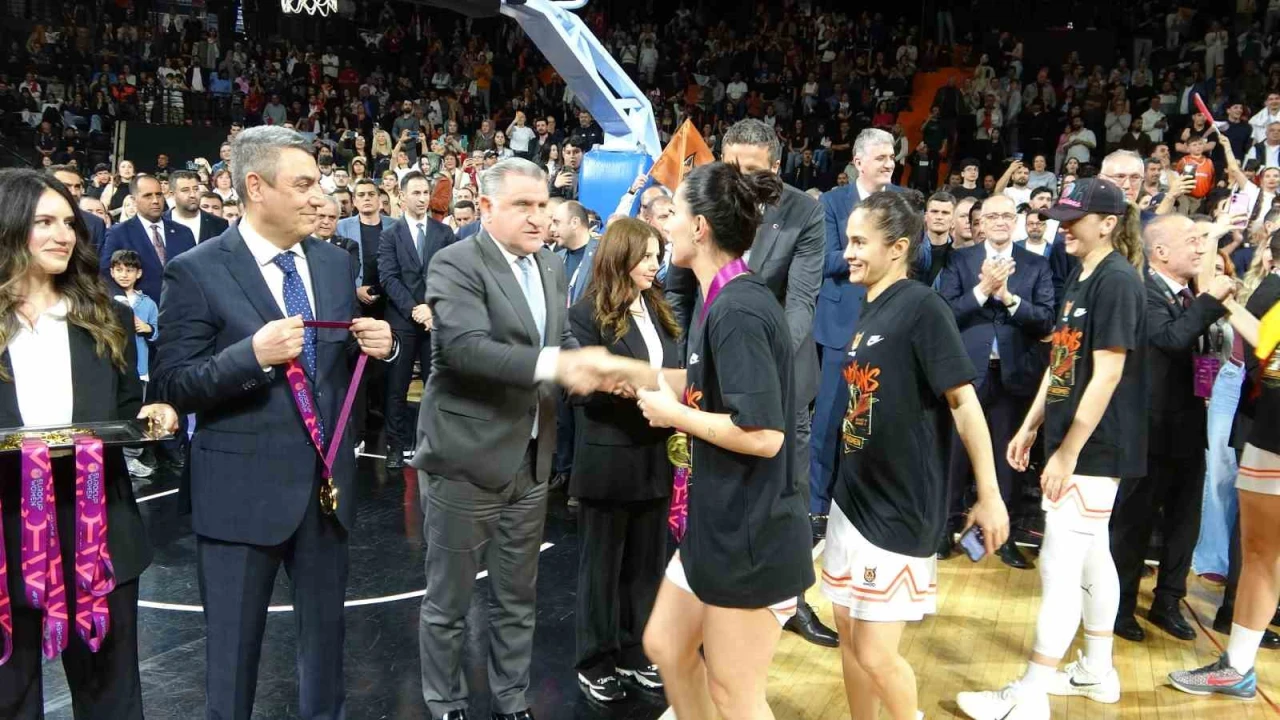 Bakan Bak, ÇBK Mersinin şampiyonluk sevincine ortak oldu