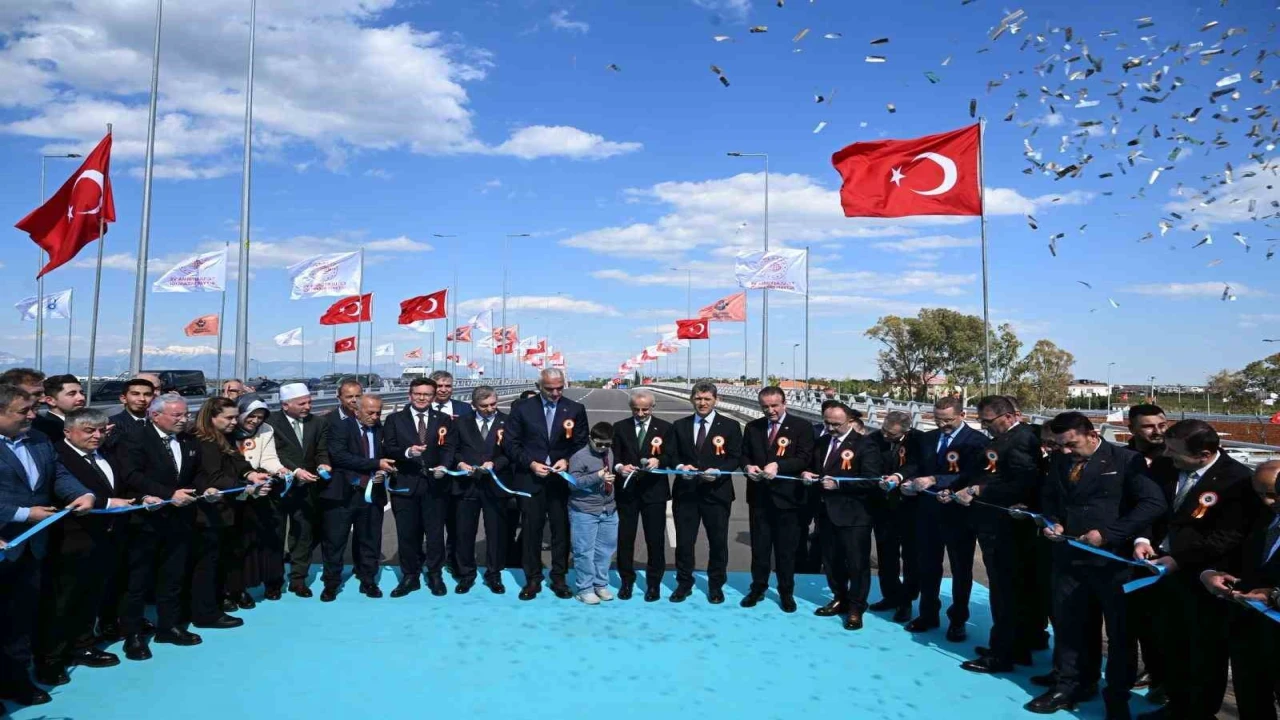 Bakan Uraloğlu: Eskiden hemzemin kavşakta hizmet veren sinyalizasyon sistemini devre dışı bırakarak trafiğin dur-kalk yapmaksızın akışını sağladık