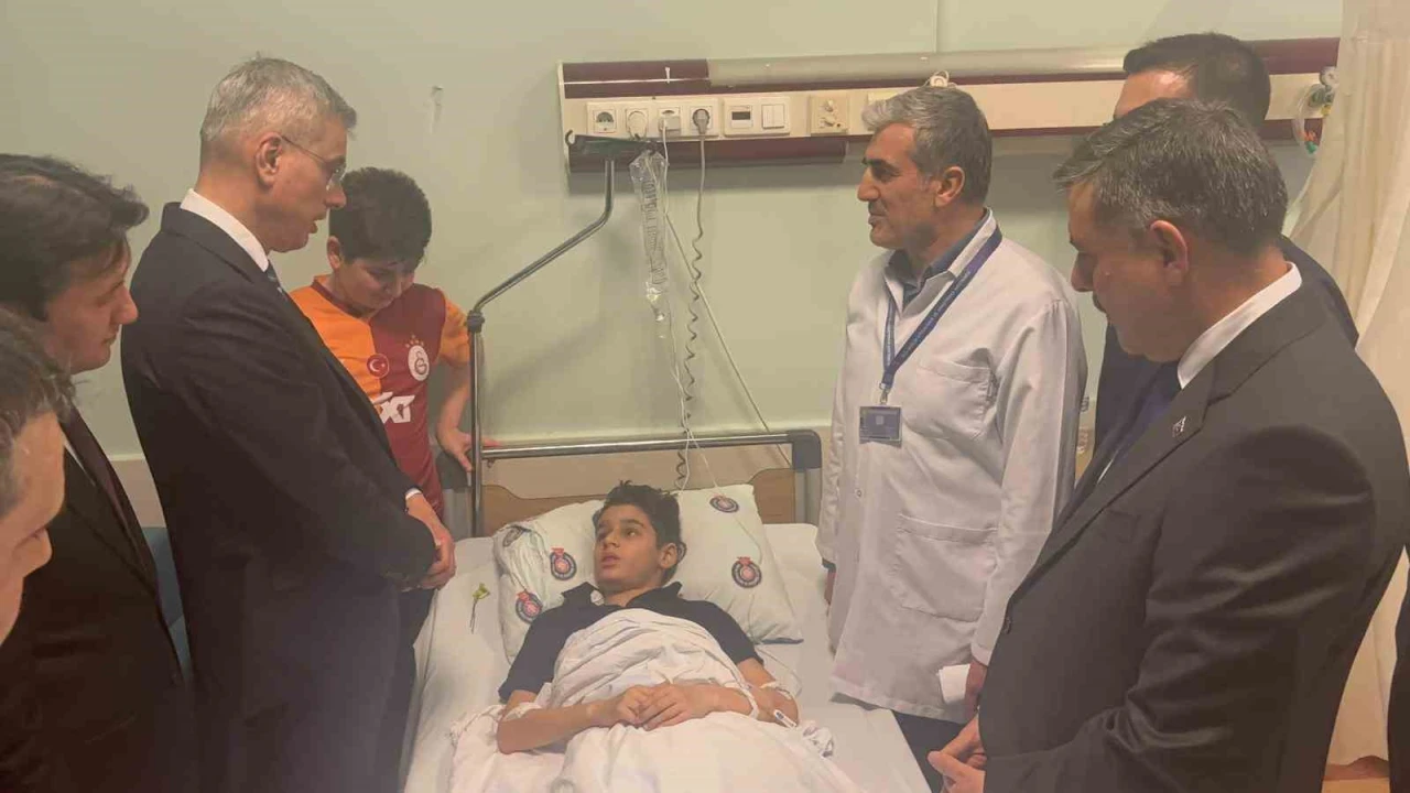 Bakanlar yaralı öğrencileri ziyaret etti