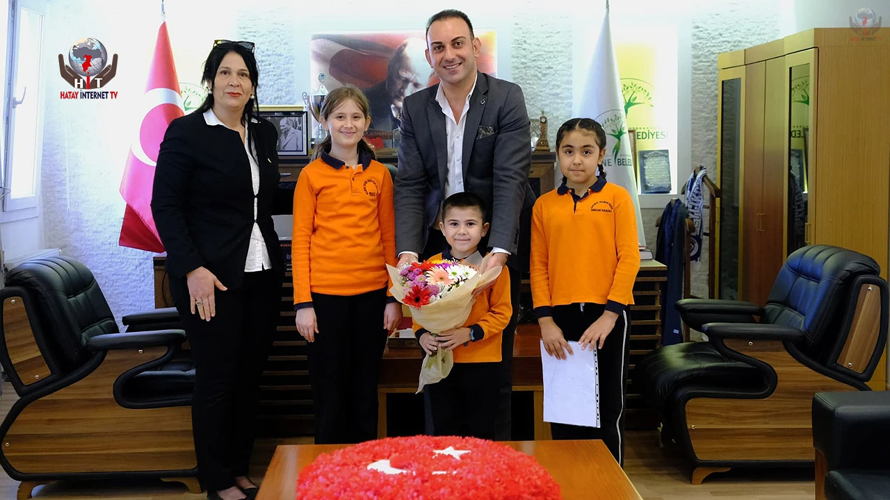 BAŞKAN ÖZGÜN KOLTUĞU ÇOCUKLARA DEVRETTİ