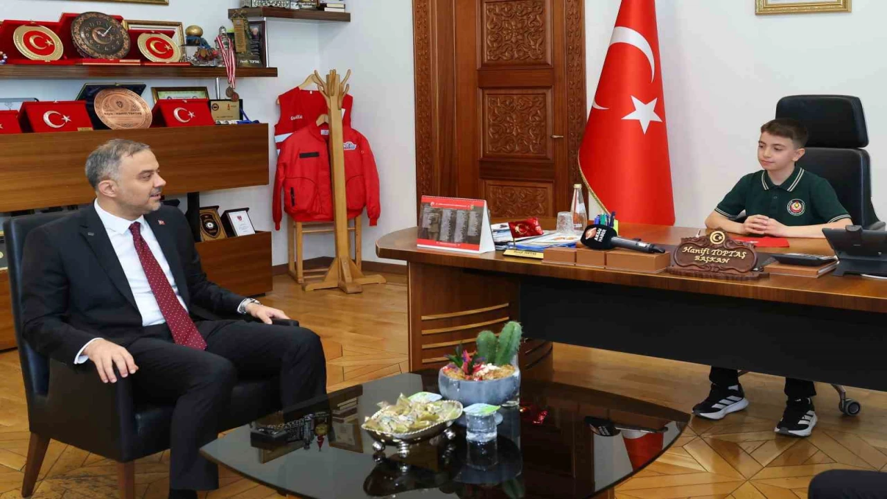 Başkan Toptaş, 23 Nisanda koltuğunu minik Halile devretti