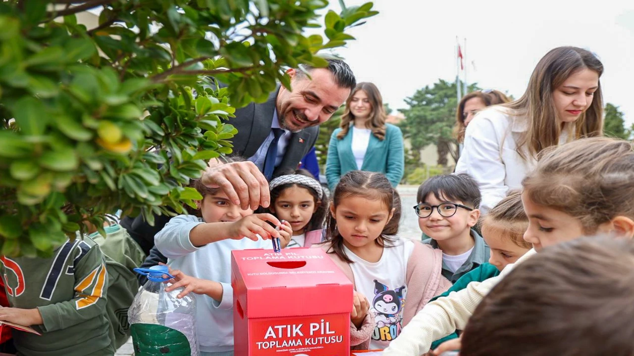 Başkan Vekili Çiçek miniklerle birlikte atık pil topladı