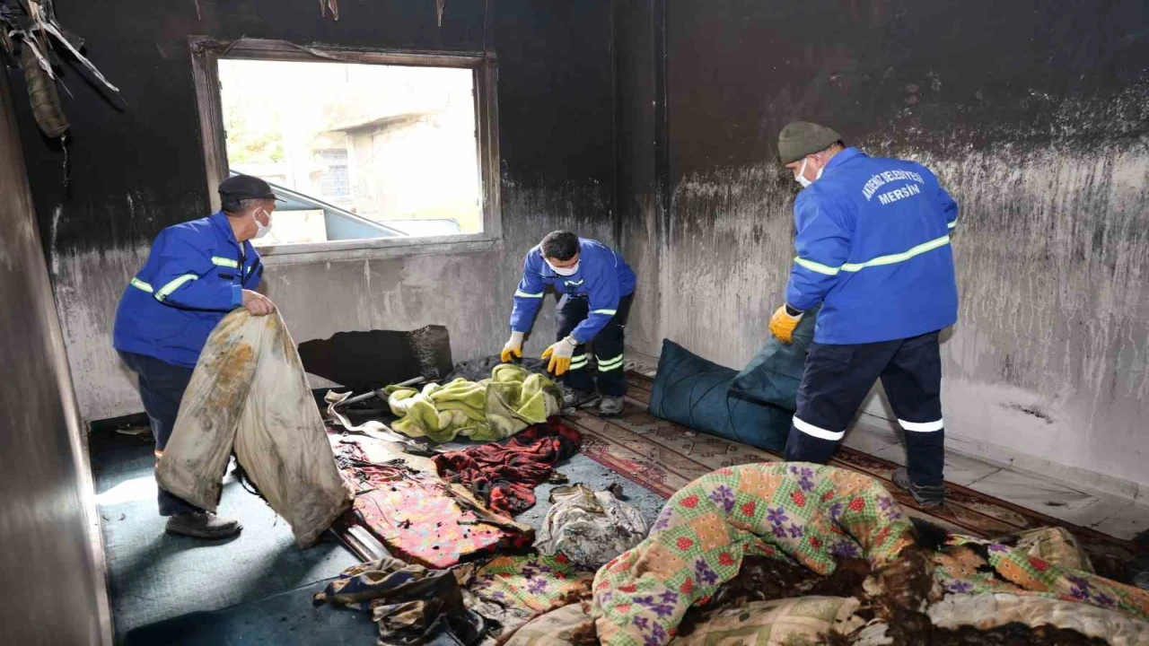 Belediye ekipleri yangının izlerini sildi, değerli eşyaları teslim etti