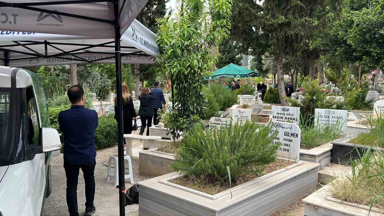 Boğazına çilek kaçarak hayatını kaybeden minik Mustafa Mersinde toprağa verildi