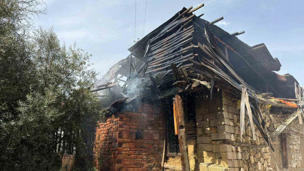 Burdurda boş ahşap evde yangın