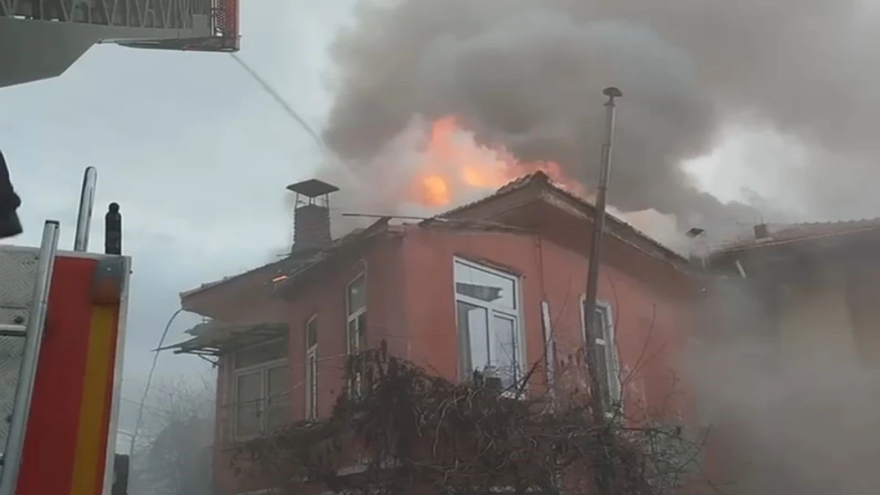 Burdurda çatı yangını ekiplerce söndürüldü