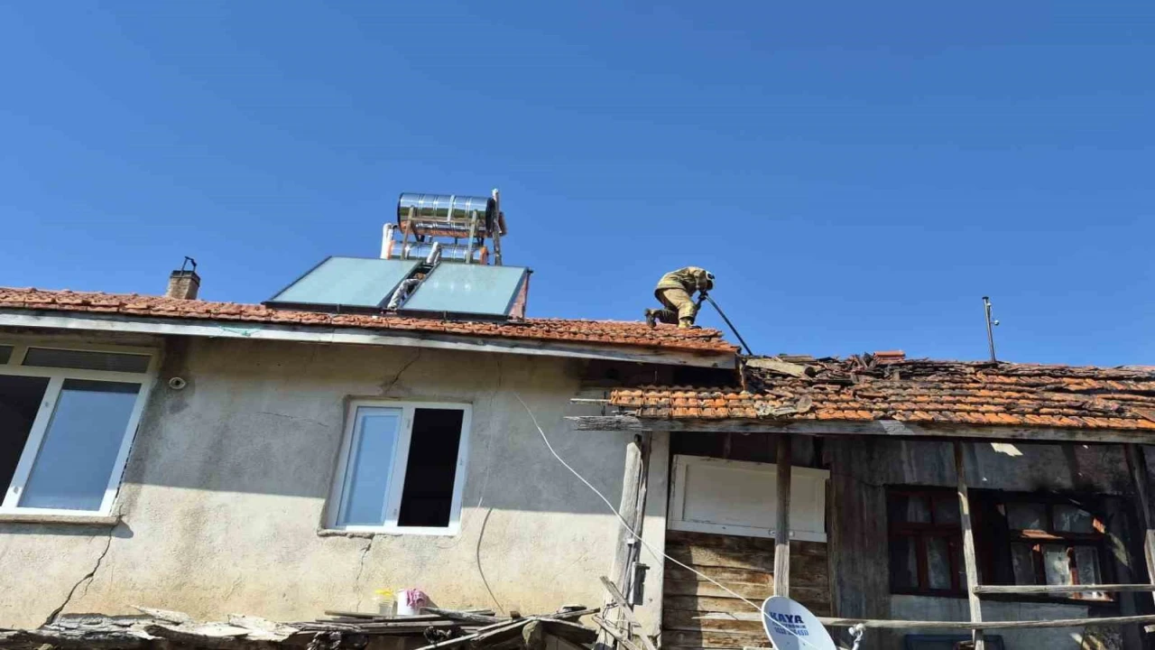 Burdurda çıkan yangında ev ve ahır zarar gördü