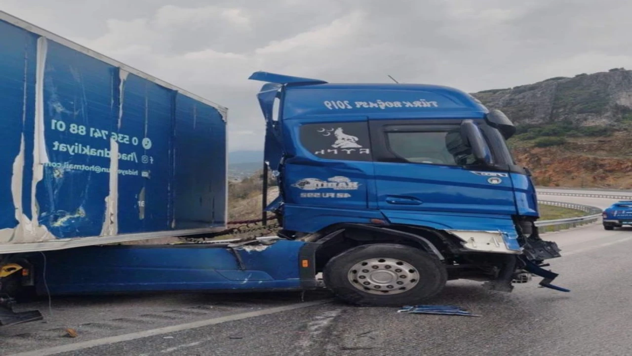 Burdurda kontrolden çıkan tır demir bariyerlere çarptı