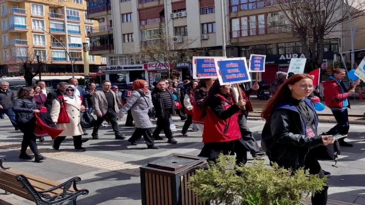 Burdurda otizm için farkındalık yürüyüşü düzenlendi