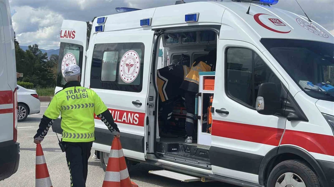 Burdurda otomobil ile motosiklet çarpıştı: 2 yaralı