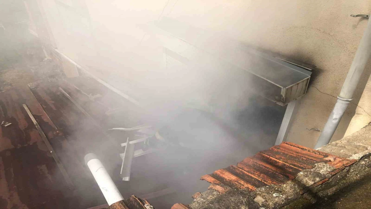 Burdurda yangında mahsur kalan 2 kadını ekipler kurtardı