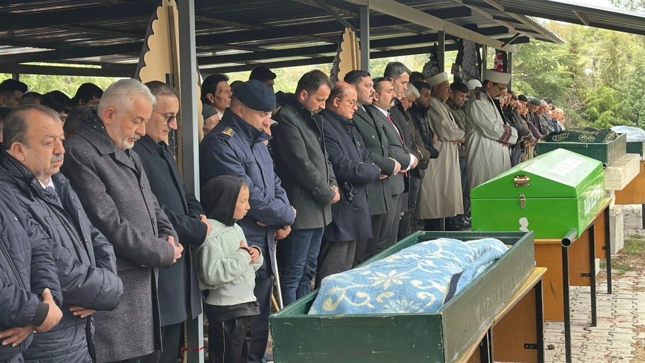 Burdurdaki kazada hayatını kaybeden tarım işçileri toprağa verildi