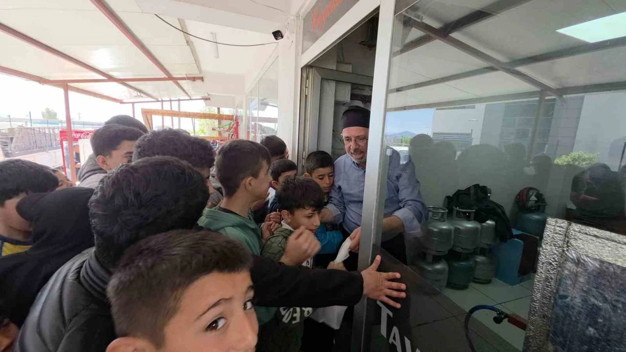 Çocuklara moral vermek isteyen esnaf, depremzede öğrencilere ücretsiz döner dağıttı