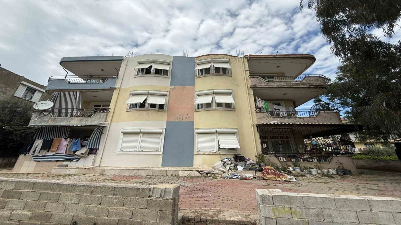 Daire içerisinde ve bahçede biriktirilen çöpler vatandaşı isyan ettirdi