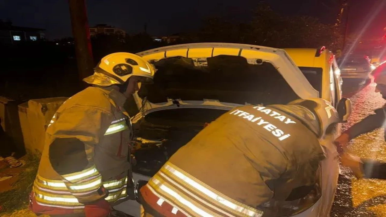 Defnede aracın motorunda yangın çıktı