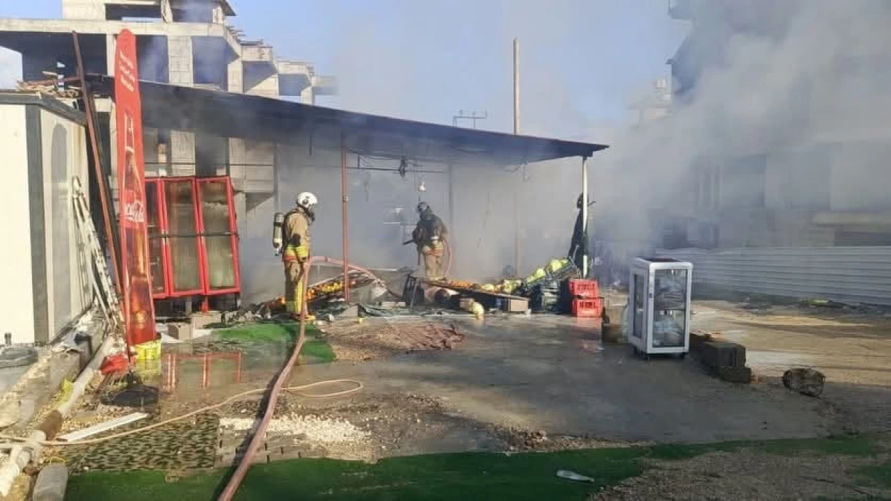 Defnede iş yeri alevlere teslim oldu